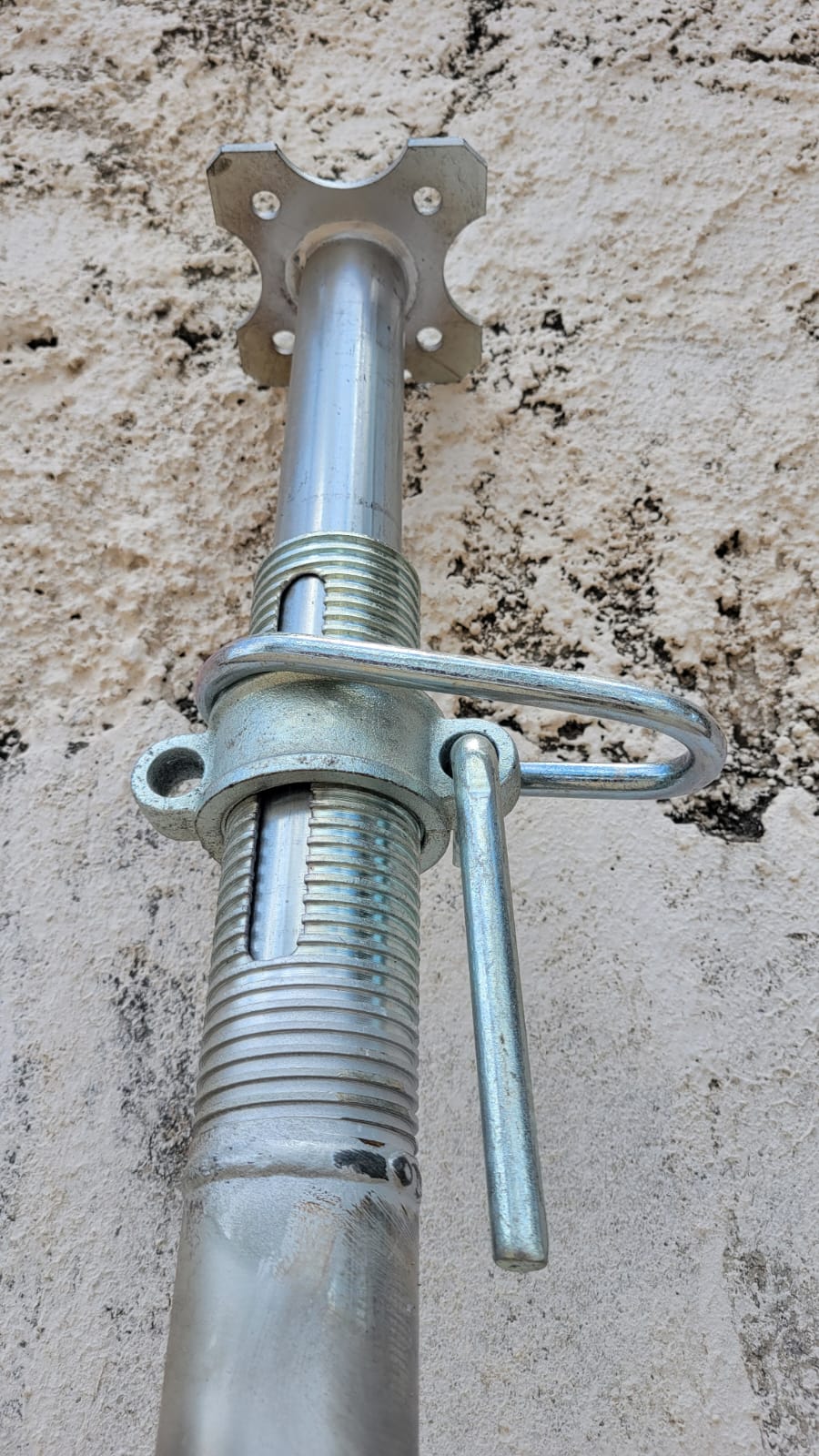 Detalle de puntales nuevos para construcción